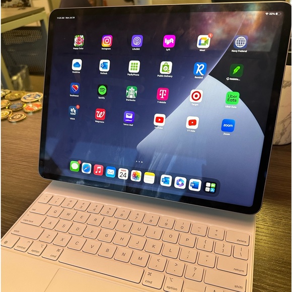 iPad 12 pro - Picture 1 of 2